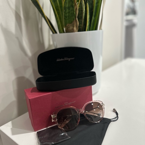 ❌SOLD❌ Brandnew Salvatorre Ferragamo Sunglass - Picture 11 of 13
